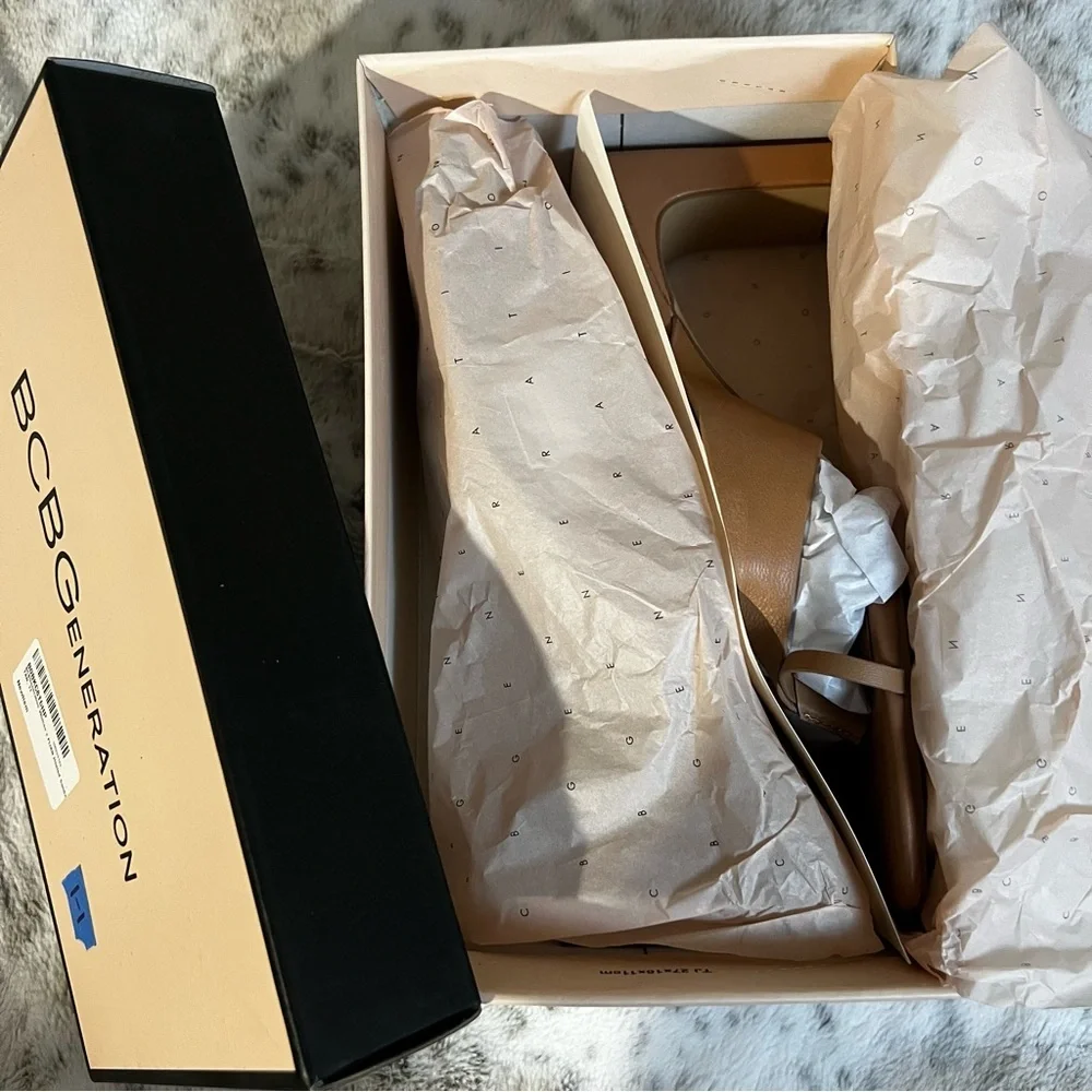NIB BCBGeneration Leather Flian Toe Ring Tan Heel Sandals sz 11 - Picture 11 of 11